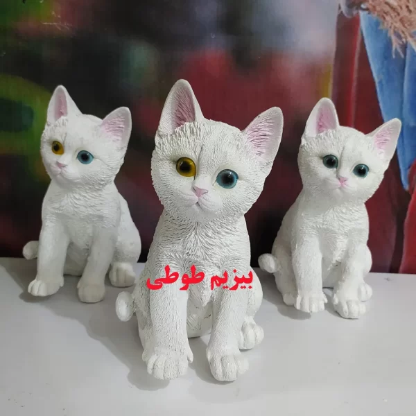 مجسمه گربه چشم رنگی